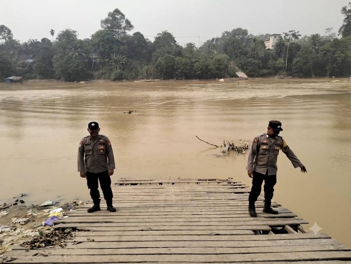 ANTISIPASI BANJIR, BHABINKAMTIBMAS POLSEK MARIKIT PANTAU DEBIT AIR DAS KATINGAN