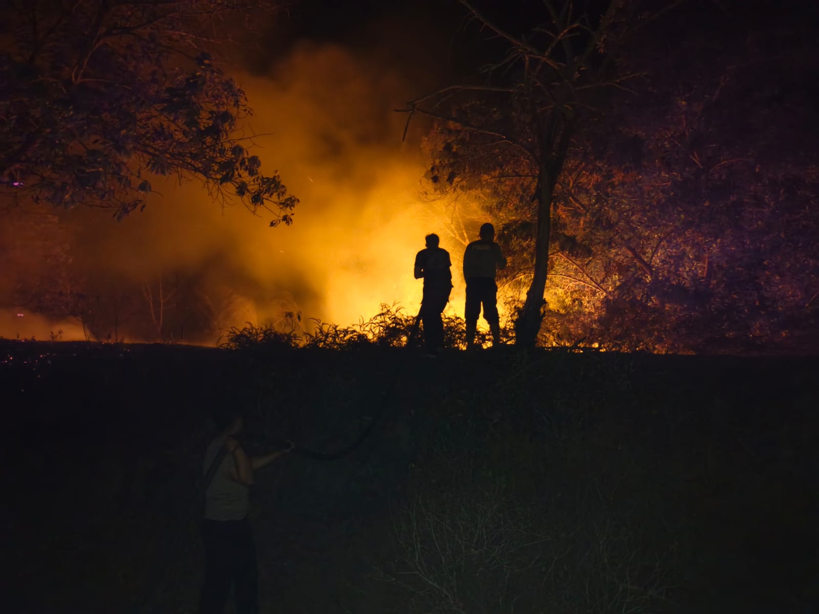 Personel SPN Polda Kalteng Gerak Cepat Berjibaku Padamkan Kebakaran Lahan Di Lapangan Tembak