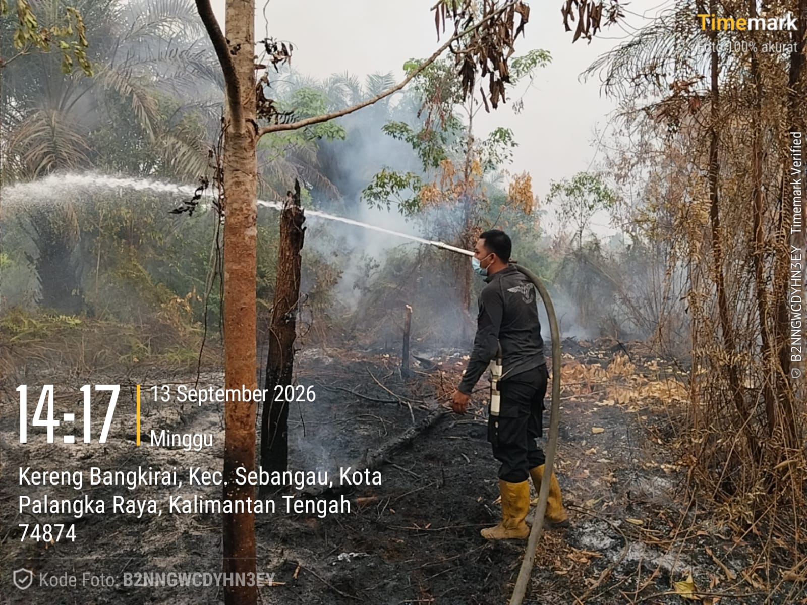 Satbrimob Kalteng Terus Lakukan Pemadaman dan Pembasahan Karhutla