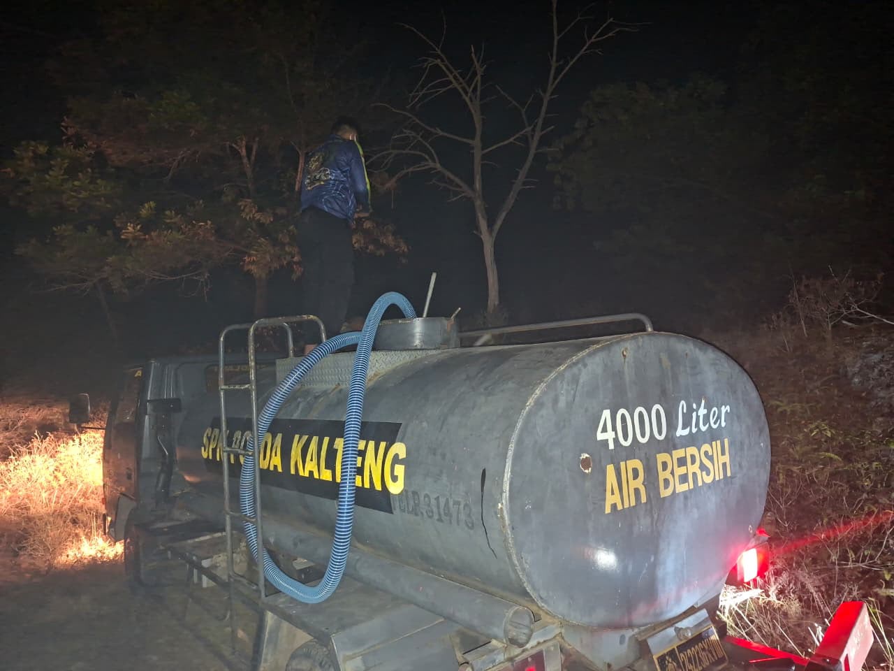Si Jago Merah Kembali Membara, Piket Jaga SPN Polda Kalteng Berjibaku Padamkan Kebakaran Lahan Di Lapangan Tembak
