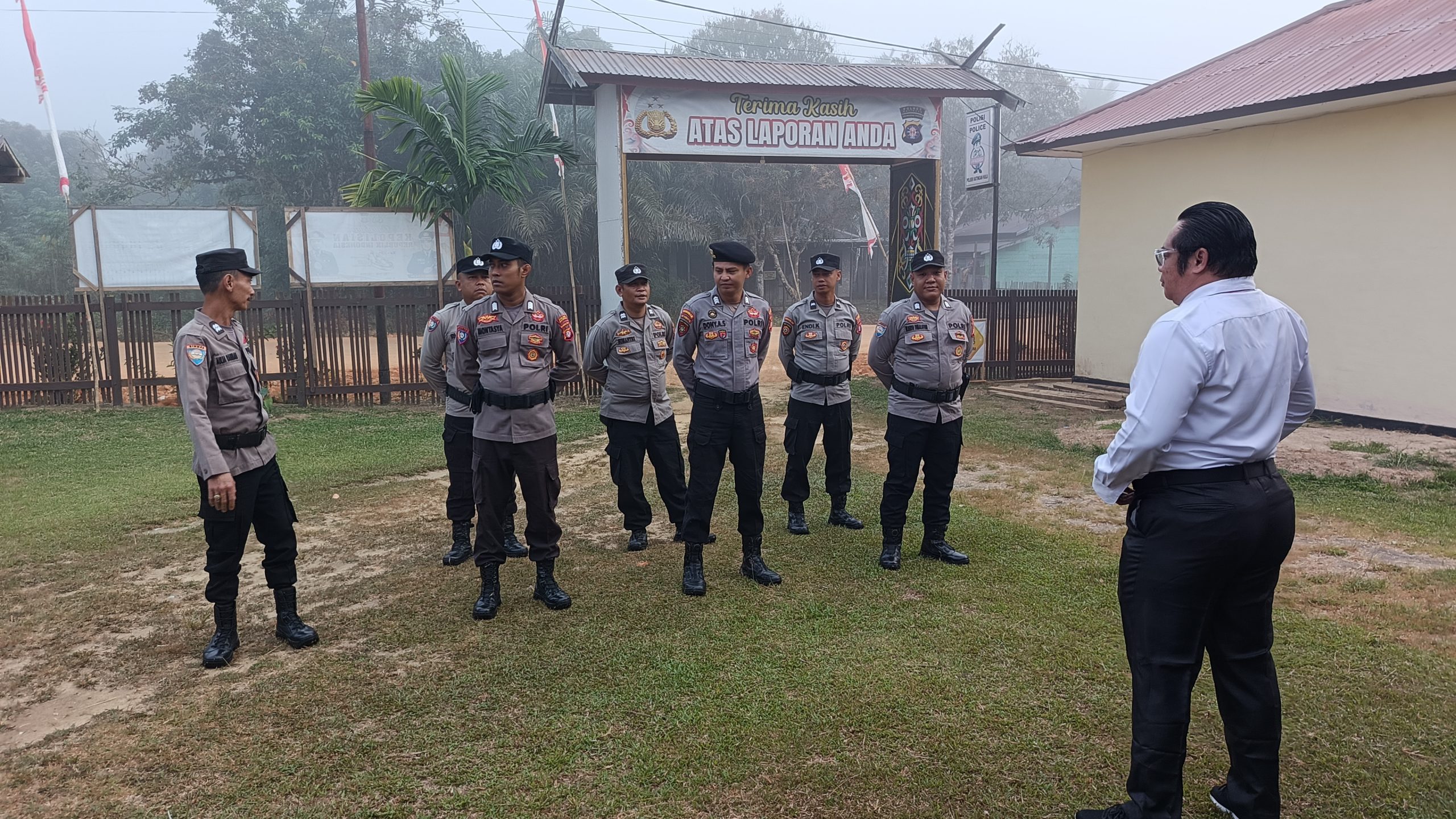 Personel Polsek Katingan Hulu Laksanakan Apel Pagi Sebelum Berikan Pelayanan kepada Masyarakat.