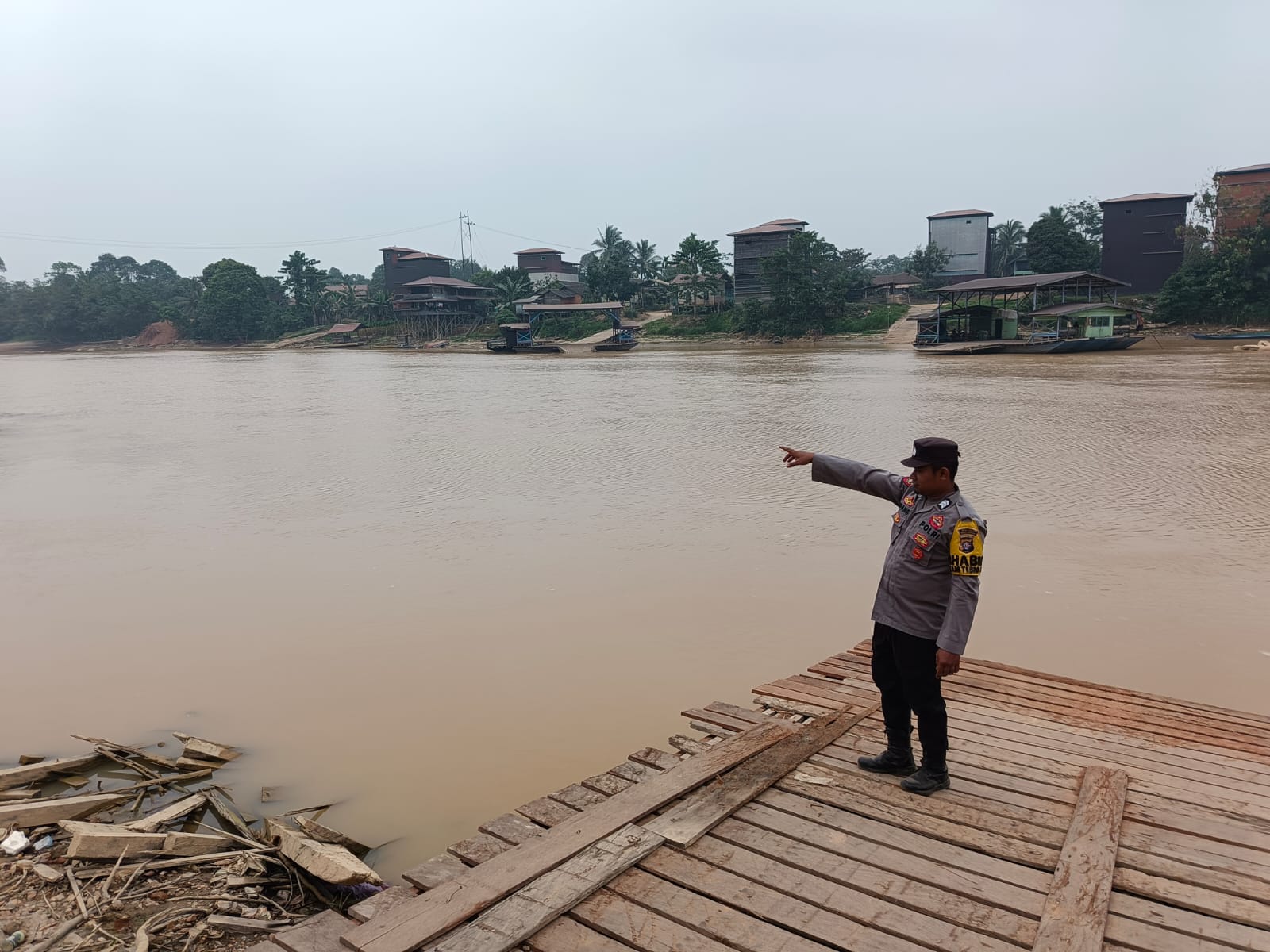 PASTIKAN DEBIT DAS KATINGAN KONDUSIF MESKI MUSIM KEMARAU, POLSEK MARIKIT TINGKATKAN MONITORING