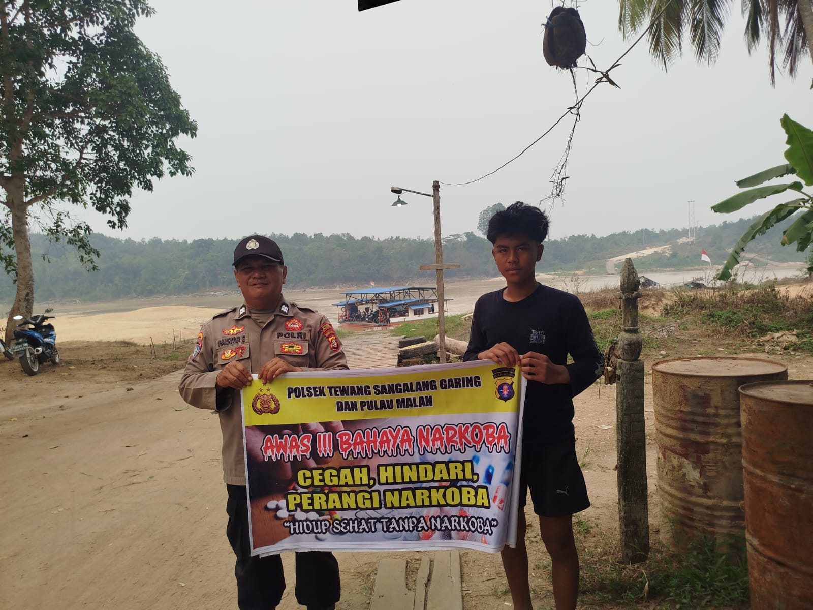 ‎Melalui Media Spanduk, Polsek Tewang Sangalang Garing dan Pulau Malan Imbau Warga Tidak Terjerumus  Penyalahgunaan Narkoba.