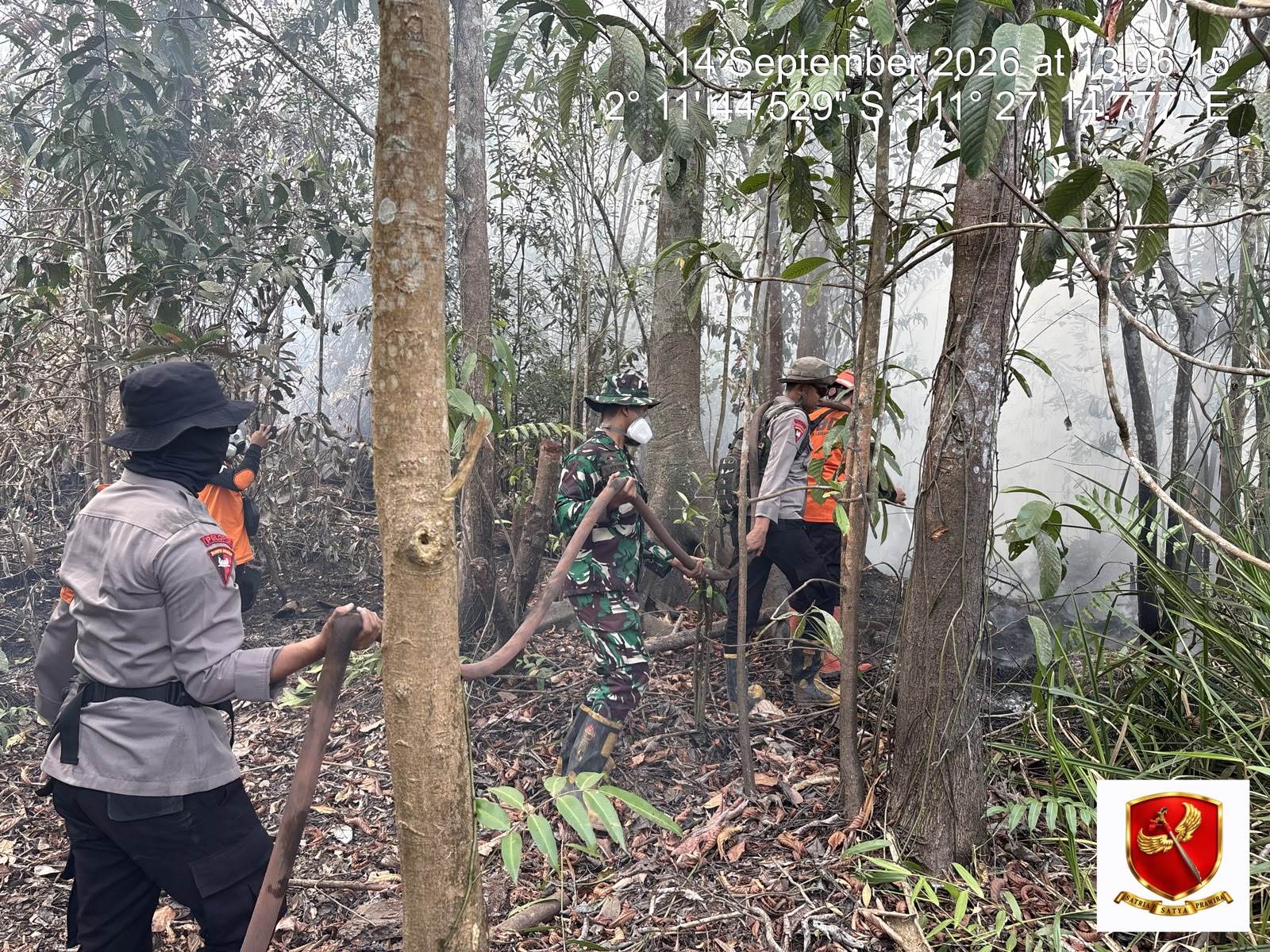 Brimob Bersama Tim Gabungan Padamkan Karhutla di Dusun Tengah
