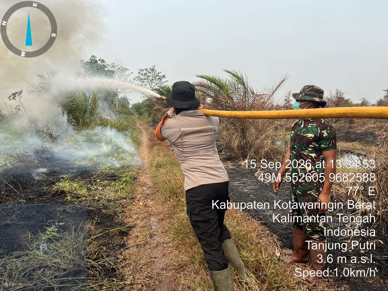 Satbrimob Polda Kalteng Bersama Tim Gabungan Padamkan Karhutla di Tanjung Putri