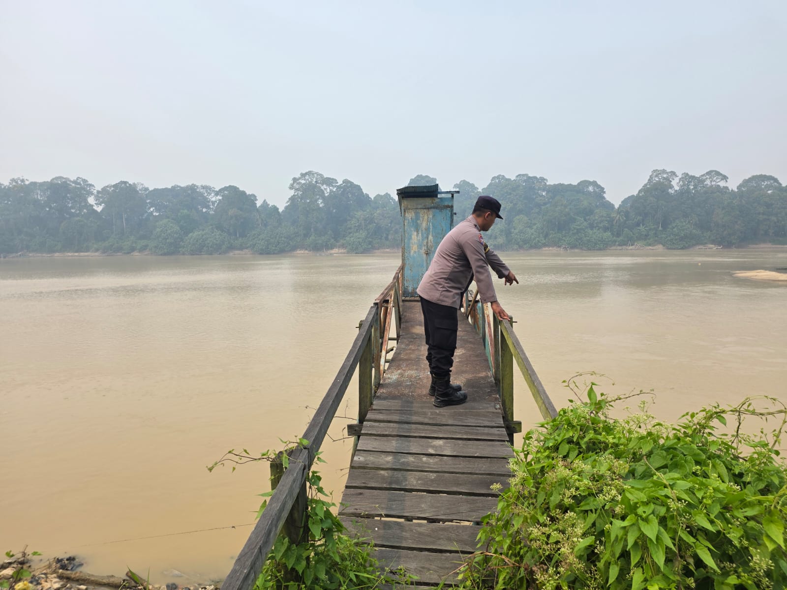 Deteksi Banjir, Polsek Tewang Sangalang Garing dan Pulau Malan Cek Ketinggian Debit Air.