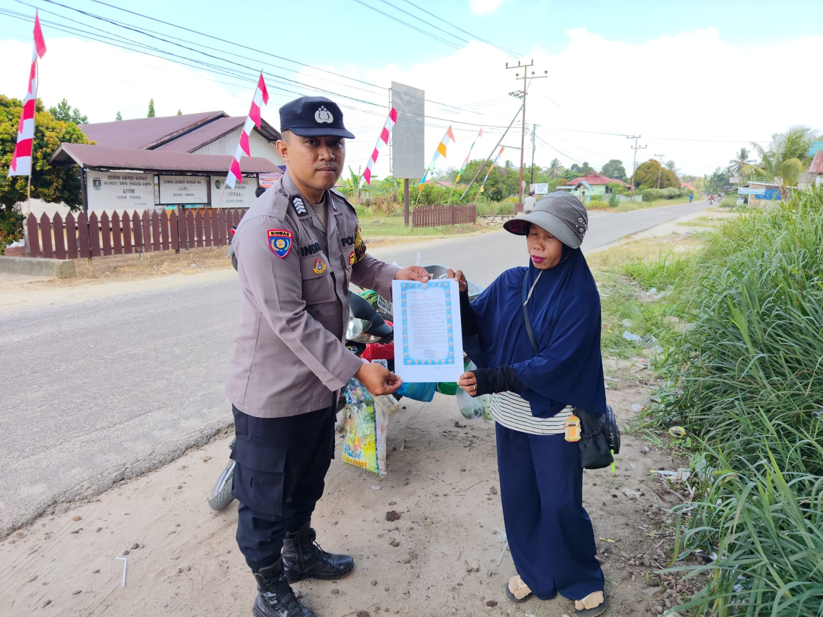 Bhabinkamtibmas Piket Polsek Tws Garing dan Pulau Malan terus sosialisasi Maklumat Kapolda Kalteng.