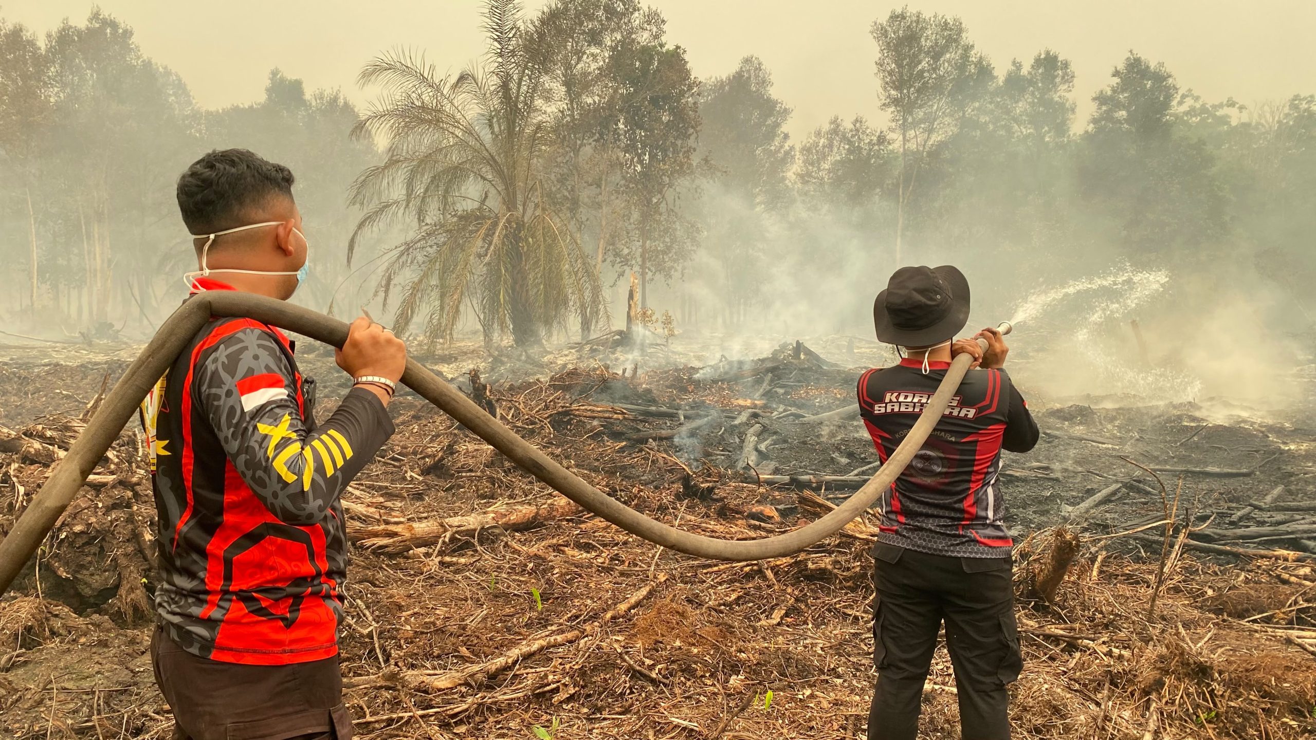 Tak Kenal Lelah, Satgas Humas Polda Kalteng Berjibaku Padamkan Karhutla di Tjilik Riwut Km. 15