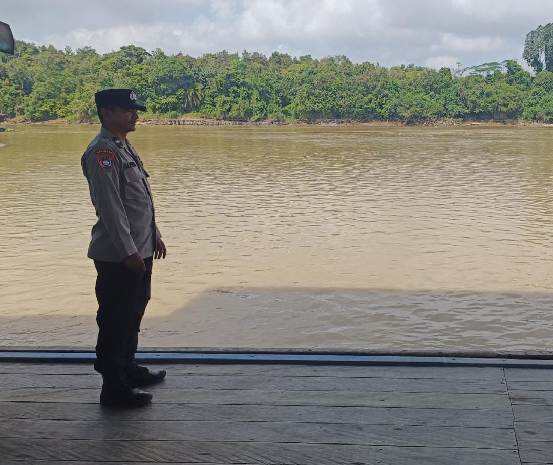 Deteksi Banjir, Polsek Tewang Sangalang Garing dan Pulau Malan Cek Ketinggian Debit Air.