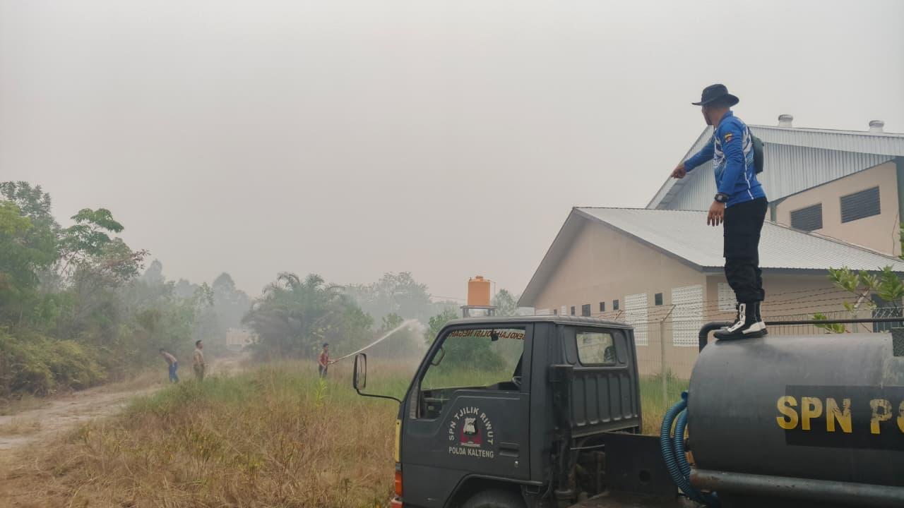 Api Kembali Menyala , Piket Jaga SPN Polda Kalteng Berjibaku Padamkan Kebakaran Lahan Di Lapangan Tembak