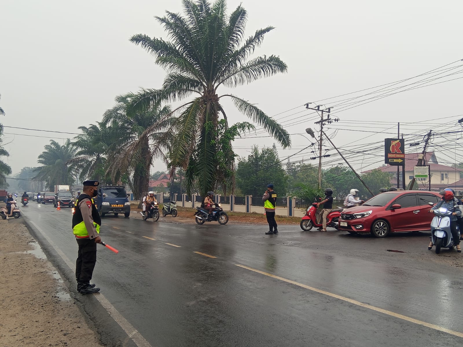 Brimob Kalteng Bantu Pelajar Menyeberang dan Jaga Keamanan di Depan Sekolah