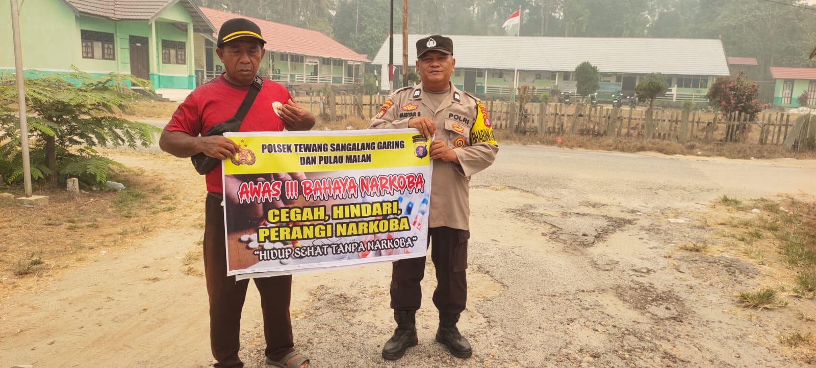 Melalui Media Spanduk, Polsek Tewang Sangalang Garing dan Pulau Malan Imbau Warga Tidak Terjerumus Penyalahgunaan Narkoba.