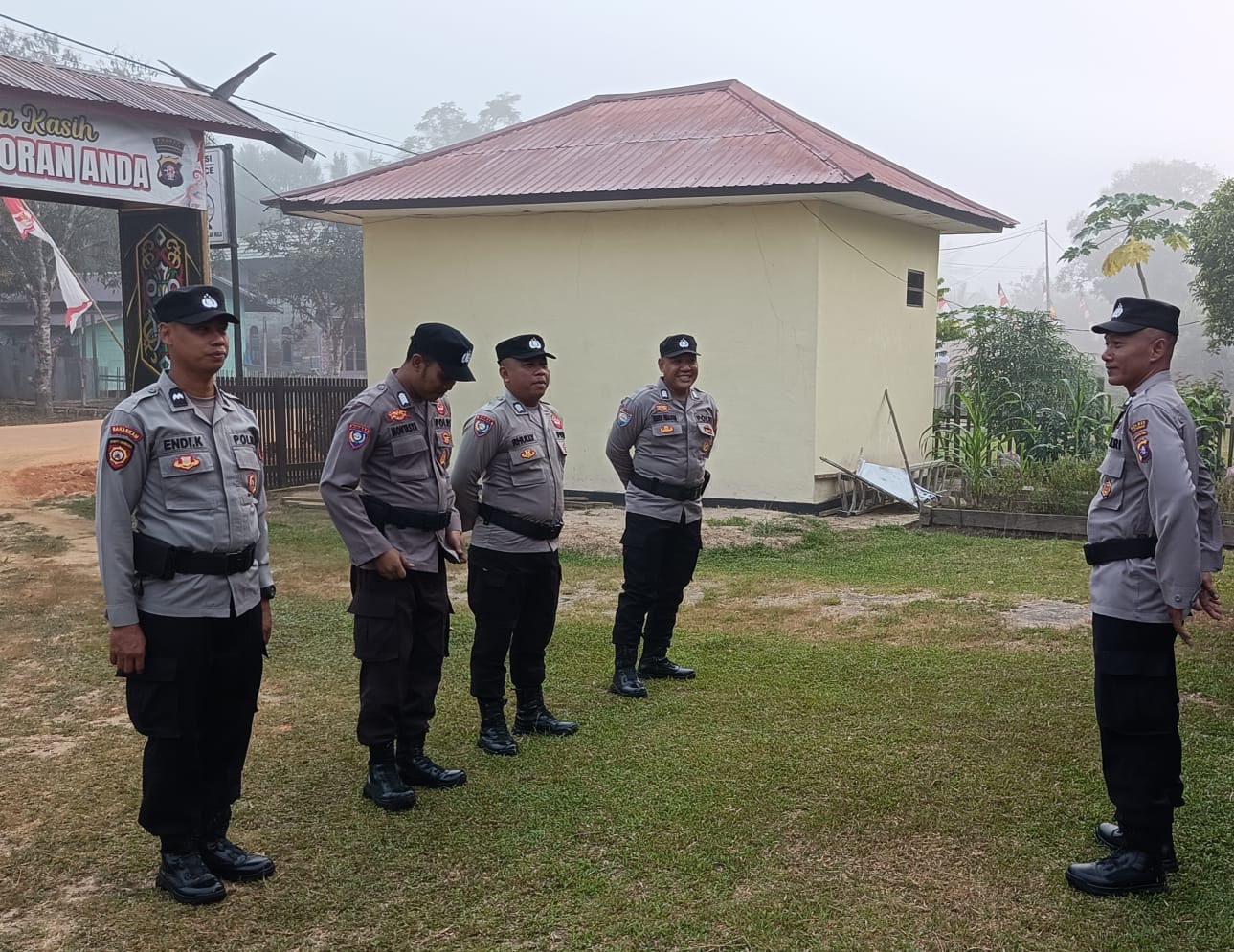 Personel Polsek Katingan Hulu Laksanakan Apel Pagi Sebelum Berikan Pelayanan kepada Masyarakat.