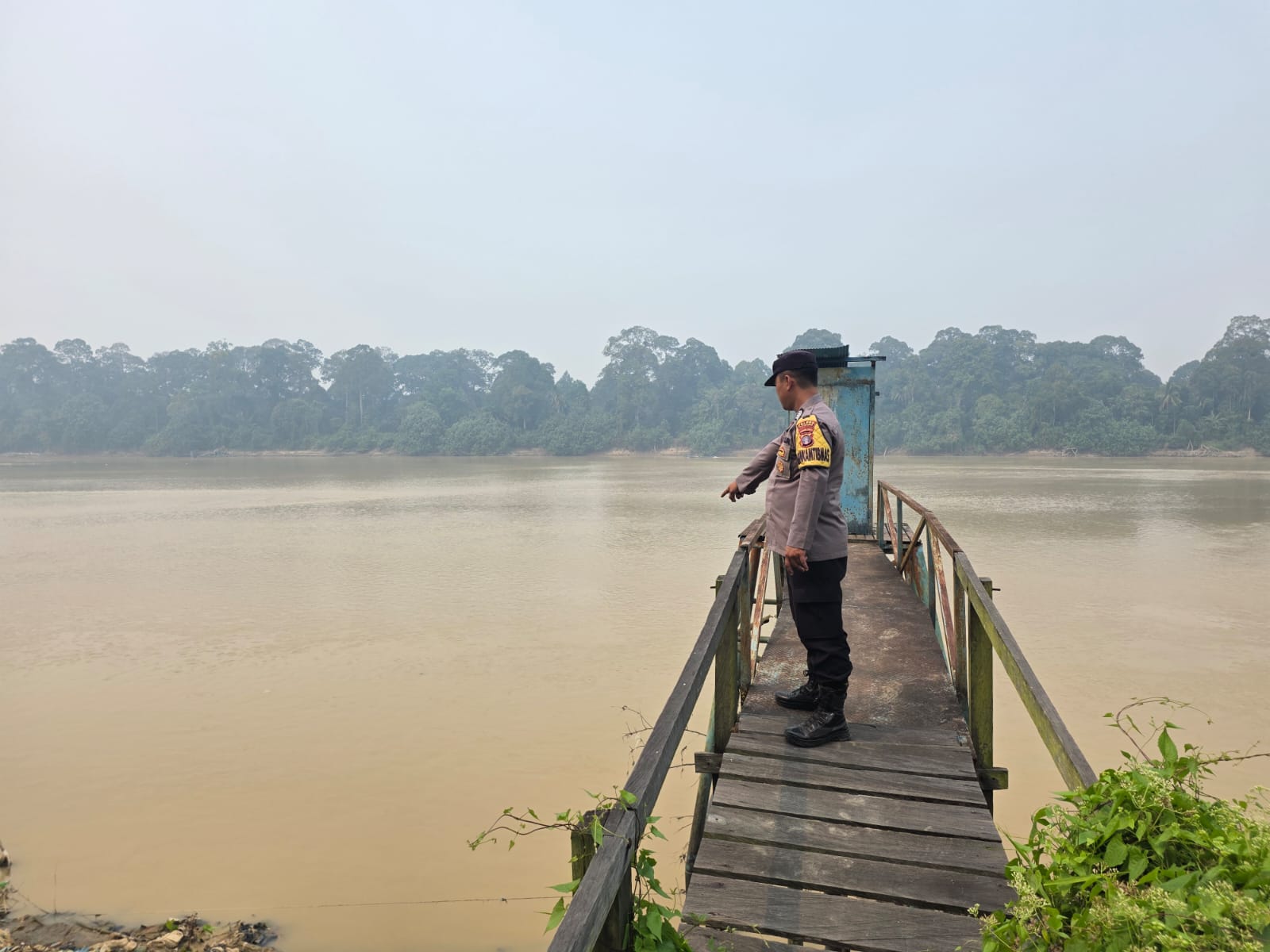 Deteksi Banjir, Polsek Tewang Sangalang Garing dan Pulau Malan Cek Ketinggian Debit Air.