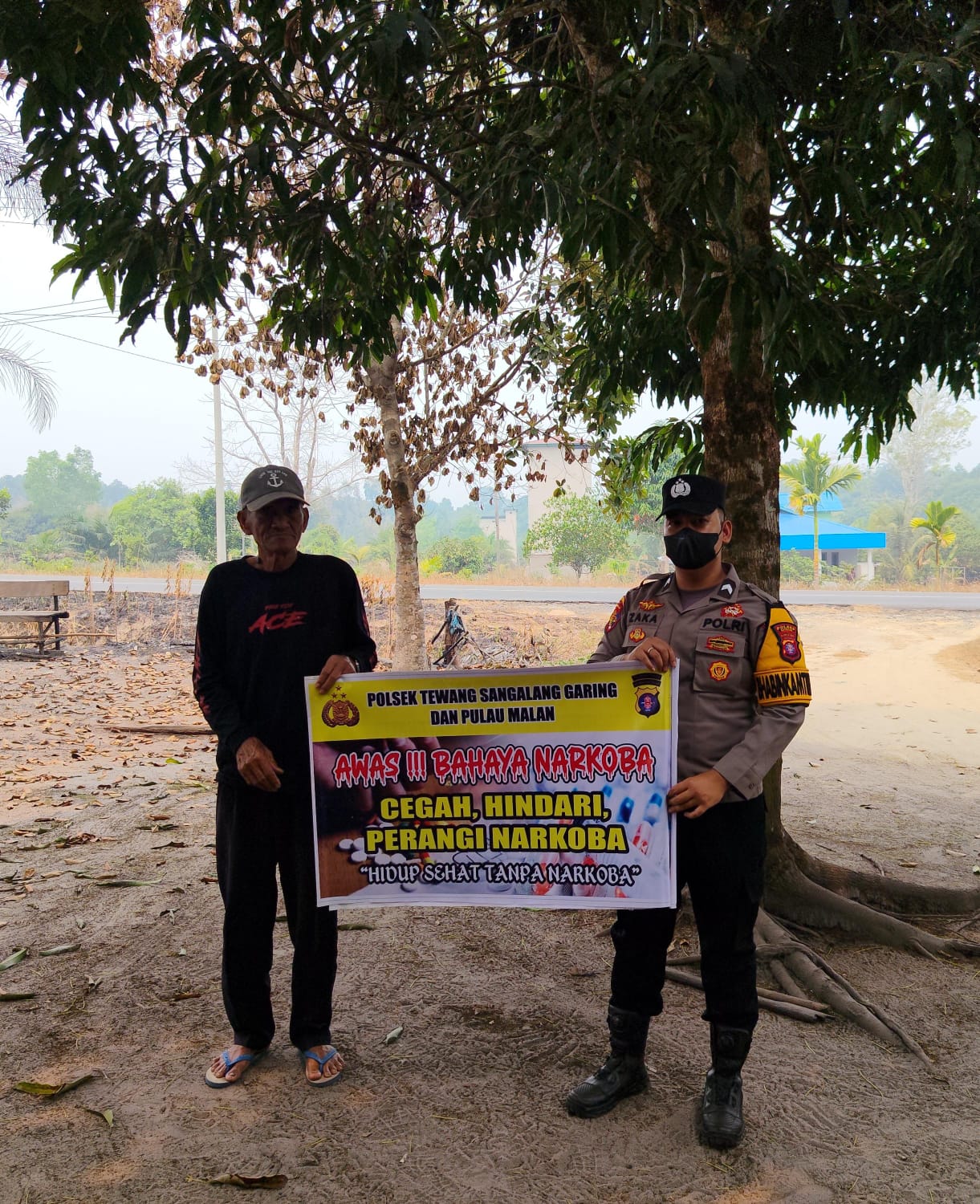 ‎Melalui Imbauan dan media spanduk, Polsek Tewang Sangalang Garing dan Pulau Malan Imbau Warga Tidak Terjerumus Penyalahgunaan Narkoba.