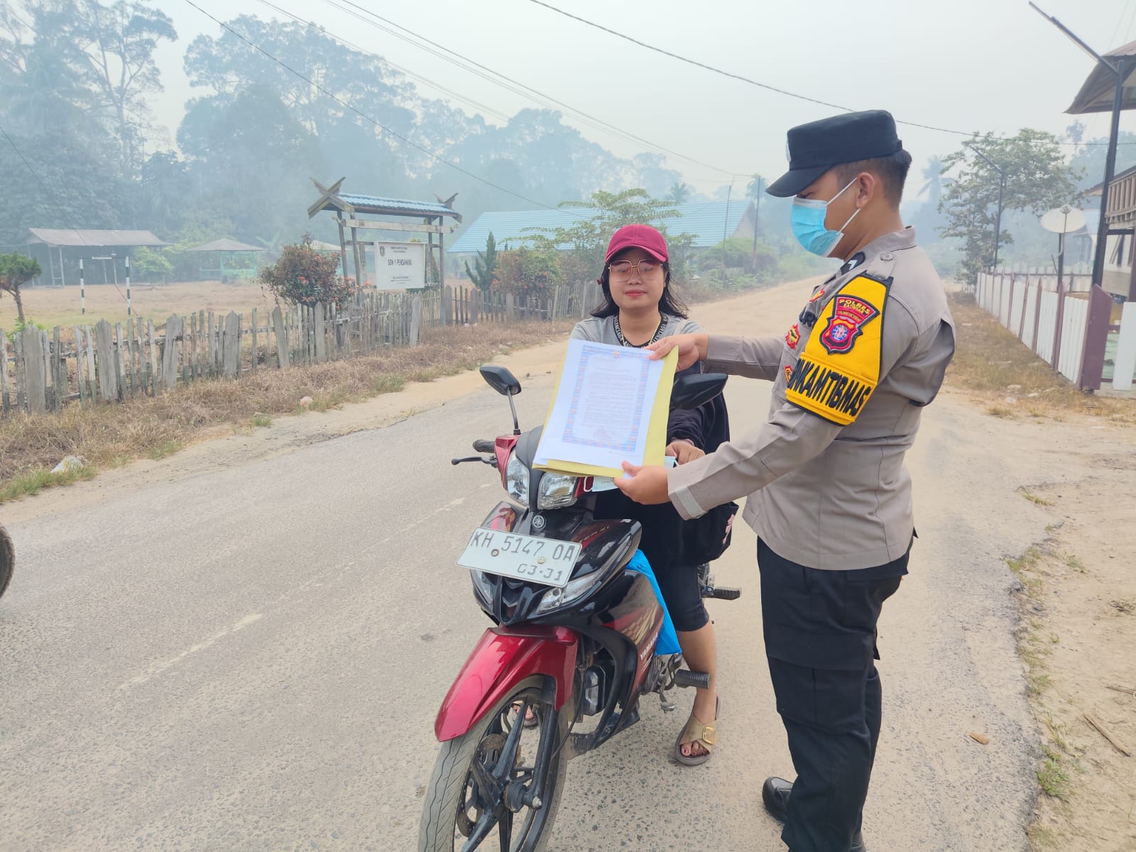 Bhabinkamtibmas Piket Polsek Tws Garing dan Pulau Malan terus sosialisasi Maklumat Kapolda Kalteng.